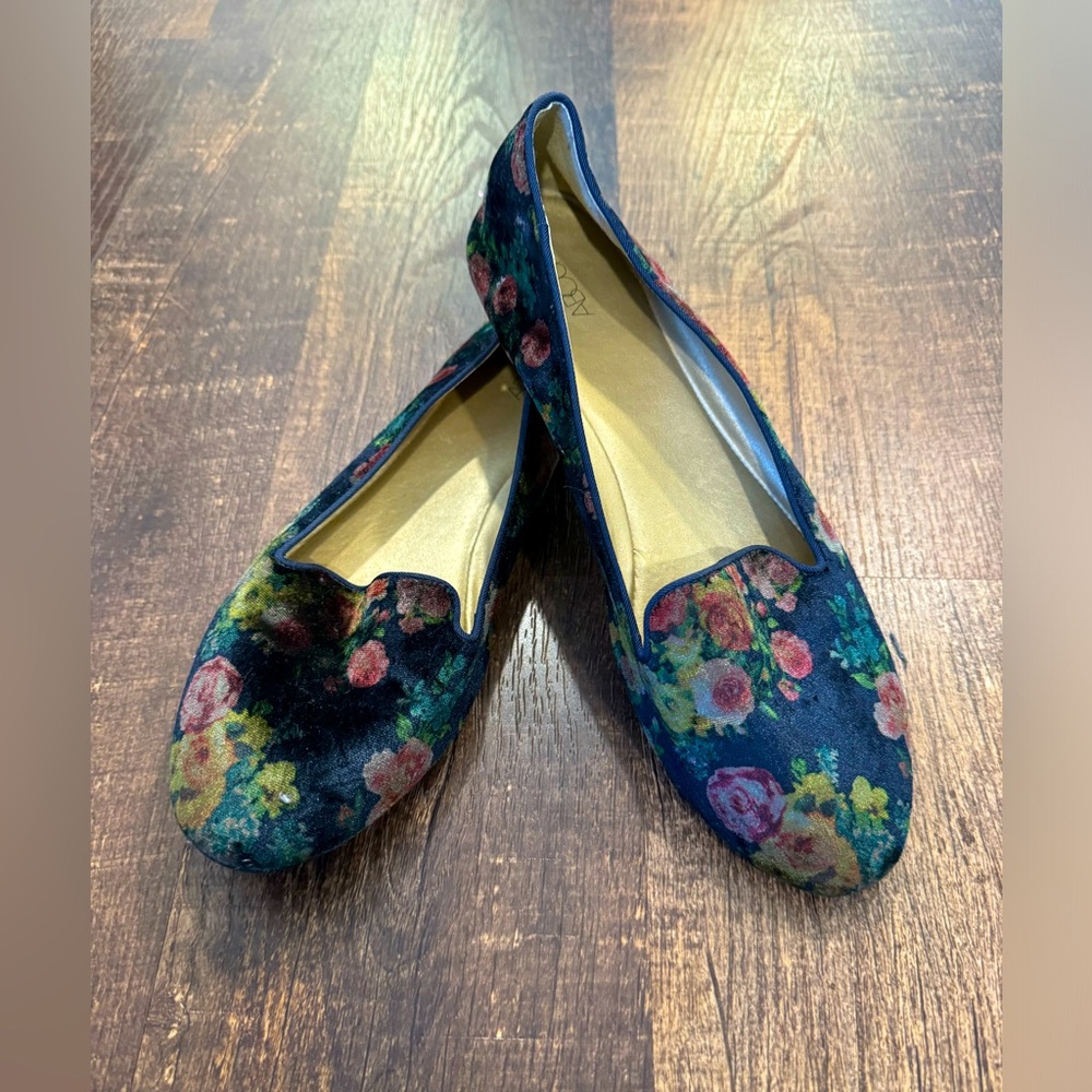 Abound blue velvet floral round toe flats
